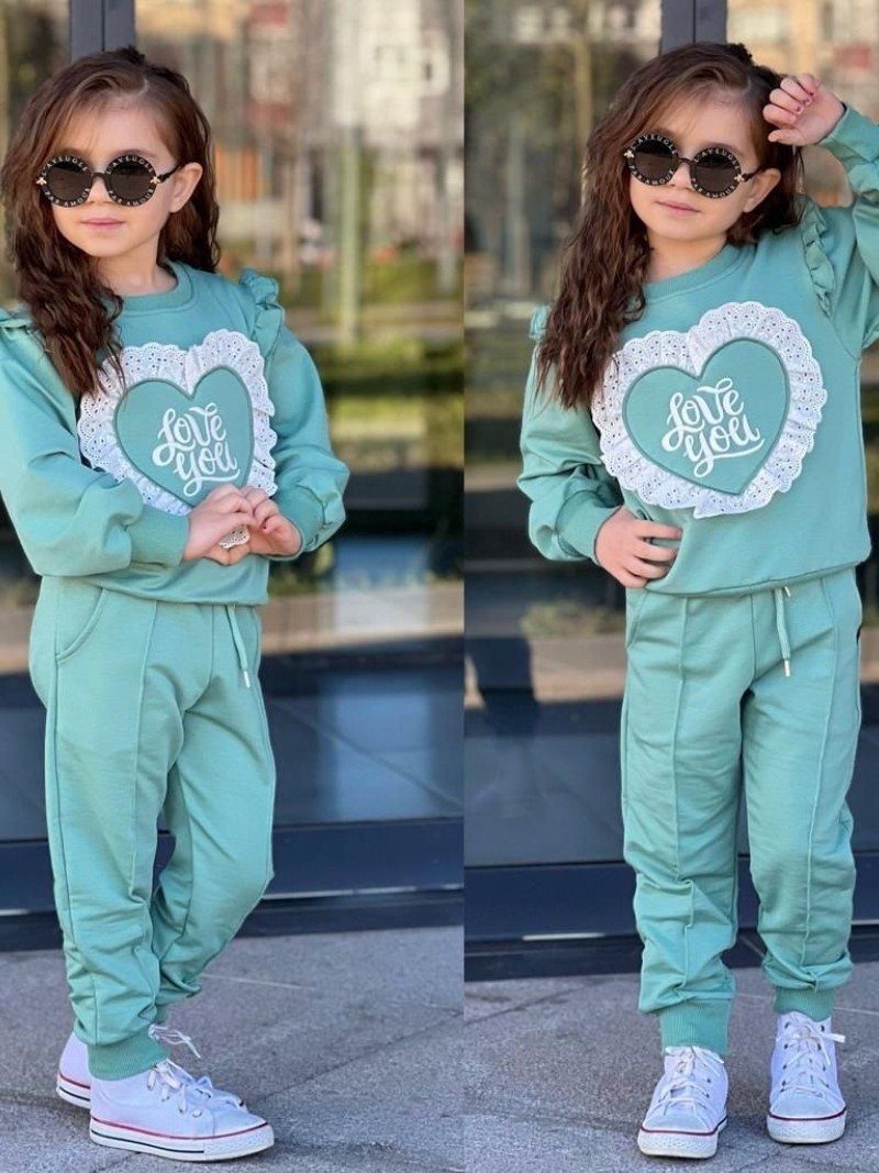 Girls' two-piece cotton set with a decorative lace heart